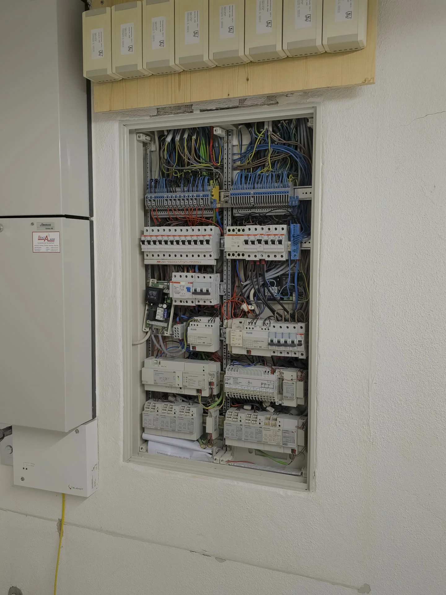 Aktory KNX w rozdzielnicy — instalacja smart home, ENELAN Szczecin