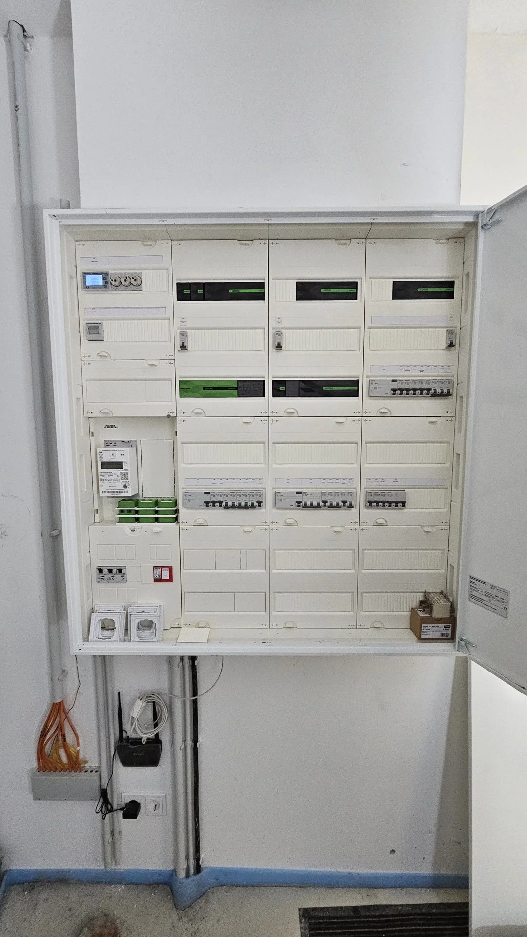 Pełna rozdzielnica Loxone — instalacja smart home, ENELAN Szczecin