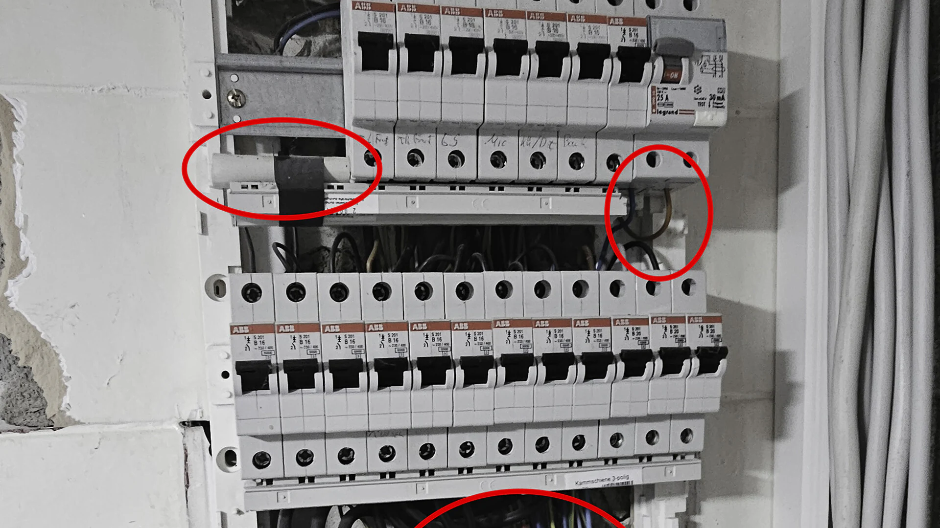 Stara, nieuporządkowana instalacja — przed modernizacją.